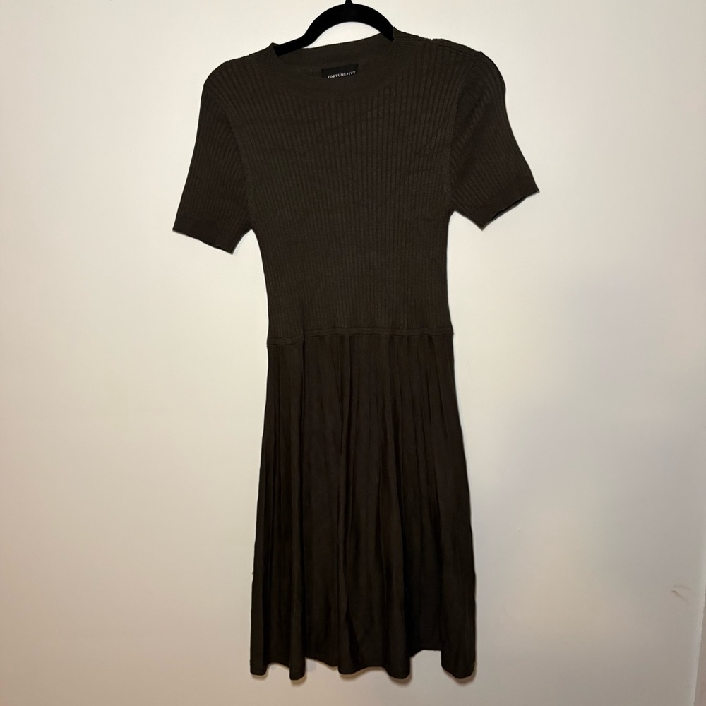 Fortune + Ivy Sweater Dress Work Casual Midi short sleeve olive green pleated M